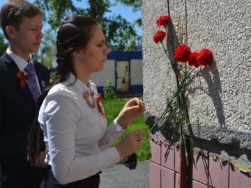 Возложение цветов к мемориальной доске Катукову